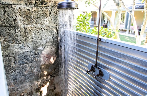 Dunmore Town House | Salt Box: an Enchanting Historical Property with a Pool