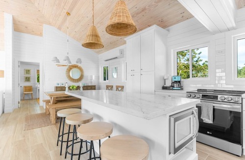 George Town Villa | Salt Shaker Villa, 5-10 mins to town, heated pool & hot tub, sandbar offshore