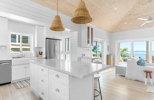 George Town Villa | Salt Shaker Villa, 5-10 mins to town, heated pool & hot tub, sandbar offshore