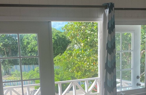 Coral Harbour Apartment | San Salvador Villa,10 mins from the Airport, On the Beach