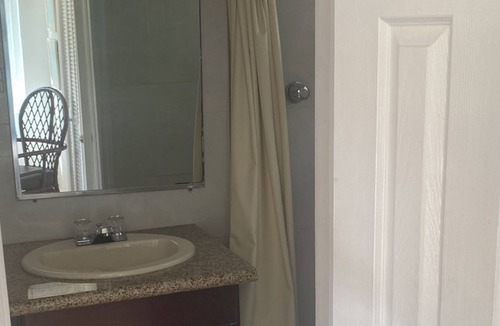 Coral Harbour Apartment | San Salvador Villa,10 mins from the Airport, On the Beach