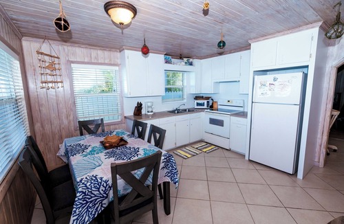 Spanish Wells Cottage | Sand Castle Beach Cottage,Kayaks,Paddle Boards,BBQ Grill,Hammocks & Bikes