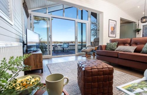 Carnforth House | Sandmartin Lodge a lakeshore haven Pine Lake Resort