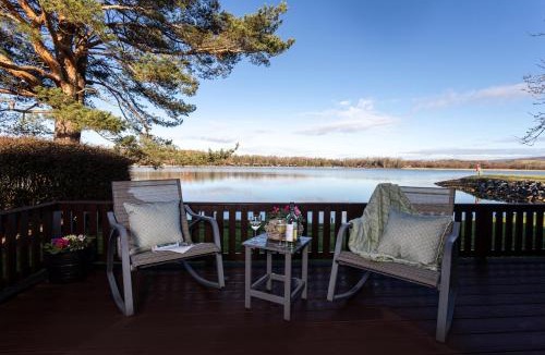 Carnforth House | Sandmartin Lodge a lakeshore haven Pine Lake Resort
