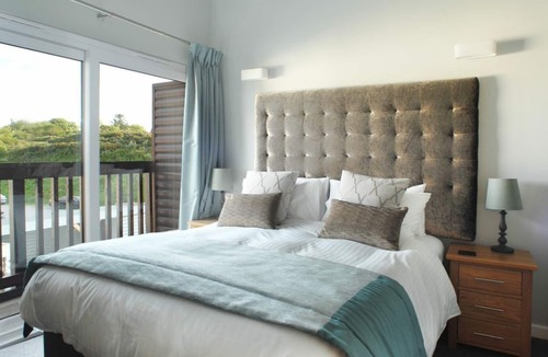 Winnard's Perch Cottage | SandPipers Luxury lodge with 2 ensuites a private Hot Tub & Sauna & BBQ terrace