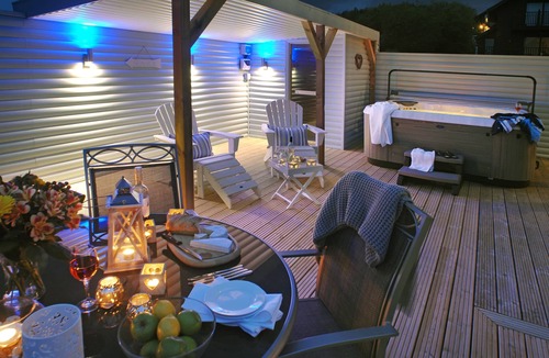 Winnard's Perch Cottage | SandPipers Luxury lodge with 2 ensuites a private Hot Tub & Sauna & BBQ terrace