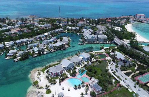 Nassau Resort | Sandyport Beach Resort: Beachfront Comfort, Island Style!