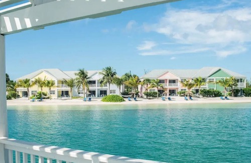 Nassau Resort | Sandyport Beach Resort: Beachfront Comfort, Island Style!