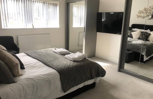 Leicester House | SAV 5bedroom Executive detached house in Leicester