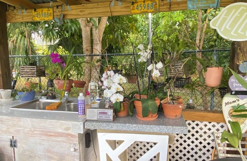 Gambier Apartment | Sea Shells, your island home away from home is a studio/efficiency off West Bay.
