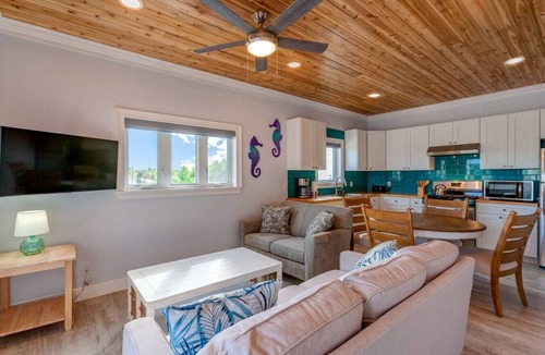 Great Guana Cay Cottage | Seahorse Hideaway - Guana Cay, In the Settlement