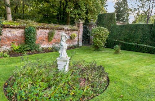 Burnham House | Secluded Mansion Retreat - Expansive Private Oasis - Pass the Keys