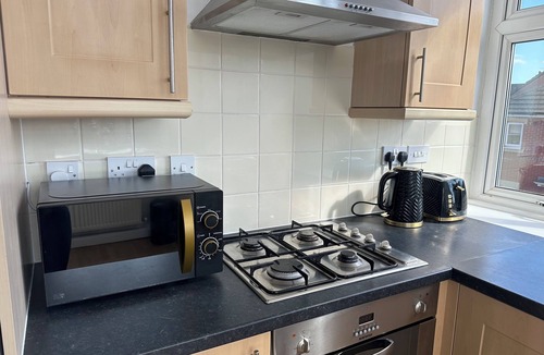 Kettering Apartment | Secure Gated 2-Bedroom Apartment with Carpark, 10 Mins from Town Centre