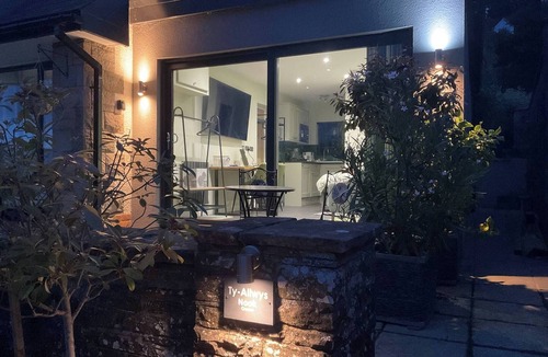 Govilon Apartment | Self-Contained Studio Annex