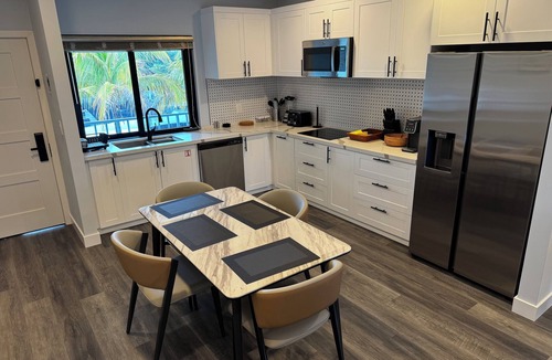 Freeport Apartment | Serene 1- Bedroom Suite with luxury Bedding, Premium kitchenette & Island view