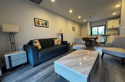 Freeport Apartment | Serene 1- Bedroom Suite with luxury Bedding, Premium kitchenette & Island view