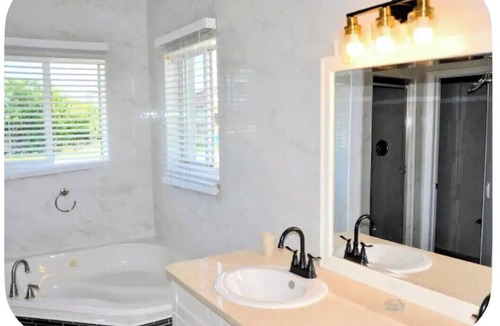 Greening Glade House | Serene 3-bedroom house with AC in charming Freeport