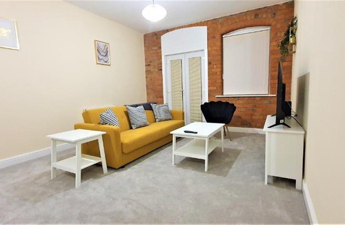 Northampton Apartment | Shakespeare Views - Modern Northampton Apartment