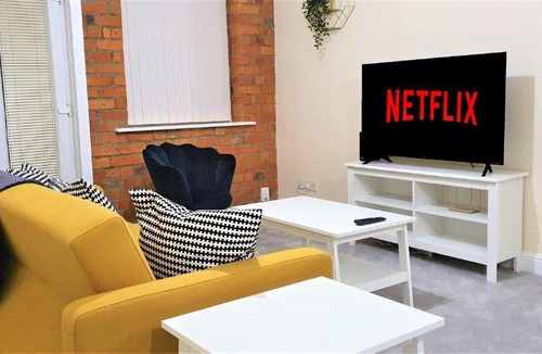 Northampton Apartment | Shakespeare Views - Modern Northampton Apartment