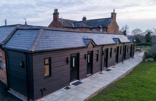 Bedford Hotel | SHARNBROOK INN self contained guest unit AIR CONDITIONED Santa Pod