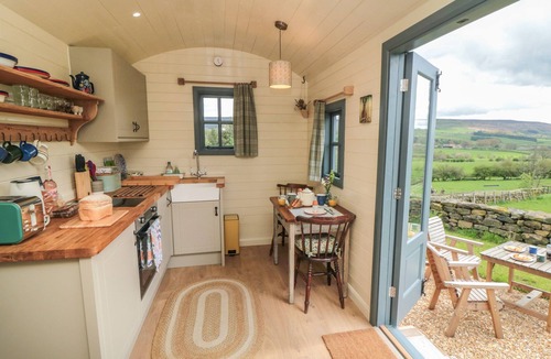 Chop Gate Cottage | SHEEP COTE SHEPHERDS HUT, romantic, with a garden in Stokesley