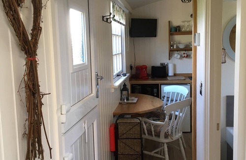 South Gorley Cottage | SHEPHERD'S HUT (DELUXE). Beautiful 1 bedroom, with patio, ideal for couples.