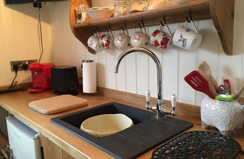 South Gorley Cottage | SHEPHERD'S HUT (DELUXE). Beautiful 1 bedroom, with patio, ideal for couples.
