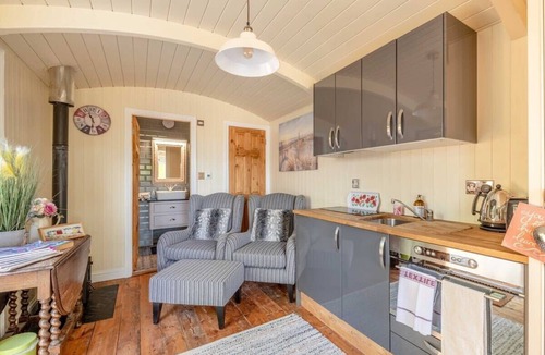 Maidenhead House | Shepherds Hut with Hot Tub Retreat - By Tempstay