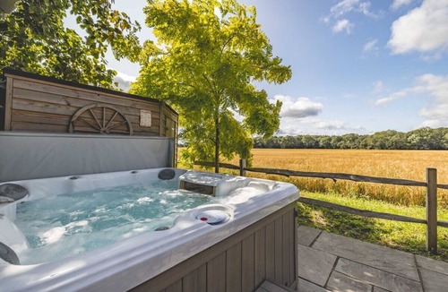 Maidenhead House | Shepherds Hut with Hot Tub Retreat - By Tempstay