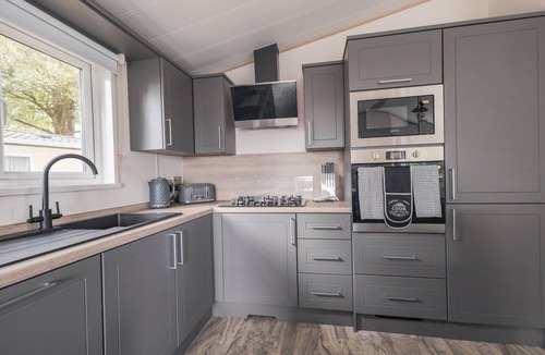 Mudeford House | Shoreline - a spacious, well appointed lodge overlooking Christchurch Harbour.