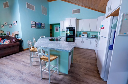 Spanish Wells House | Single Story Beachfront House with Deck Overlooking Bay