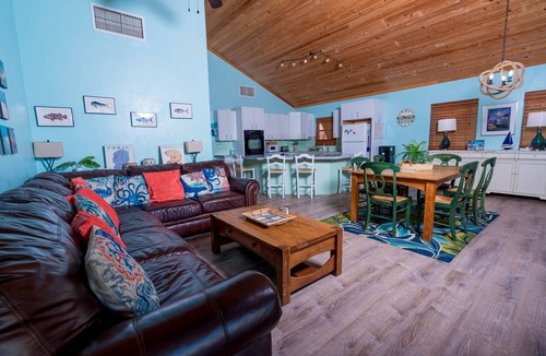 Spanish Wells House | Single Story Beachfront House with Deck Overlooking Bay