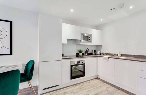 Bordesley Apartment | Sleek 2BR Birmingham Pad with Balcony Views
