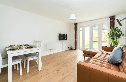 Anerley Apartment | Sleek and Stylish 2BD Home with a Garden Anerley