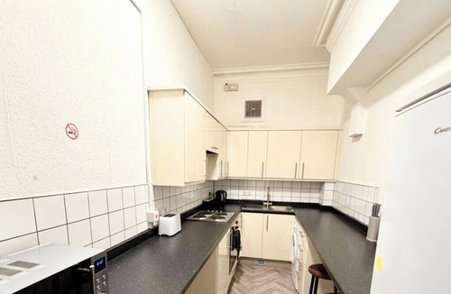 Ormskirk Apartment | Sleeps 10 Spacious for Contractors by PolkaStay