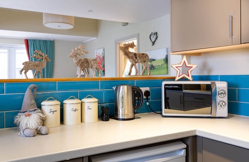 Bourton House | Sleeps 22, 11 Bedrooms, Dogs Welcome, No Smoking, Wood burner, Wi-Fi, Garden, Games Room