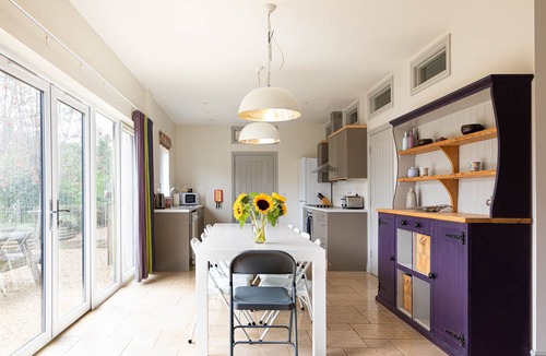 Bourton House | Sleeps 22, 11 Bedrooms, Dogs Welcome, No Smoking, Wood burner, Wi-Fi, Garden, Games Room