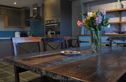 Bourton House | Sleeps 30, 15 Bedrooms, Dogs Welcome, No smoking, Wood Burner, Wi-Fi, Courtyard Garden, Cot and High