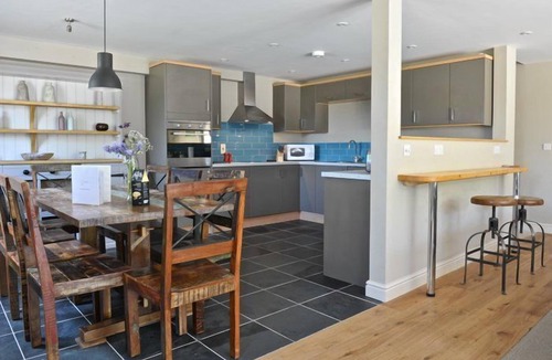 Bourton House | Sleeps 30, 15 Bedrooms, Dogs Welcome, No smoking, Wood Burner, Wi-Fi, Courtyard Garden, Cot and High