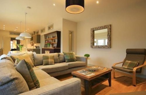 Bourton House | Sleeps 30, 15 Bedrooms, Dogs Welcome, No smoking, Wood Burner, Wi-Fi, Courtyard Garden, Cot and High