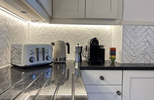 Paddington Apartment | Sleeps 7 Quiet 4BR London Flat Spacious Living & Kitchen Paddington