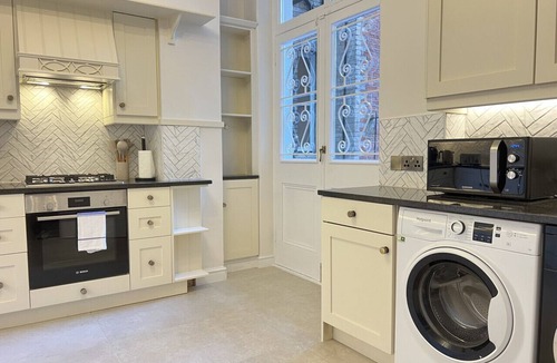 Paddington Apartment | Sleeps 7 Quiet 4BR London Flat Spacious Living & Kitchen Paddington