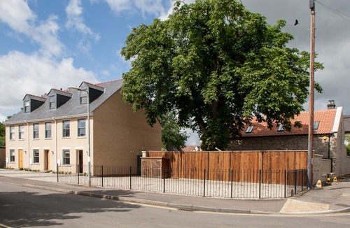 Trumpington House | Sleeps 8, 3 doubles & 2 single beds, free carpark,10 minutes drive to Cambridge