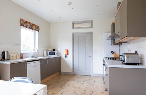 Chedworth House | Sleeps 8 , Dogs Welcome, No smoking, Wood Burner, Wi-Fi, Courtyard Garden, Cot and Highchair, Off ro