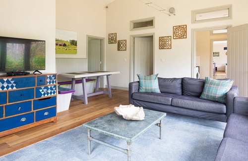 Chedworth House | Sleeps 8 , Dogs Welcome, No smoking, Wood Burner, Wi-Fi, Courtyard Garden, Cot and Highchair, Off ro