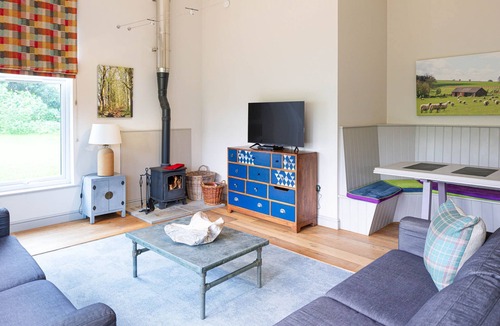 Chedworth House | Sleeps 8 , Dogs Welcome, No smoking, Wood Burner, Wi-Fi, Courtyard Garden, Cot and Highchair, Off ro