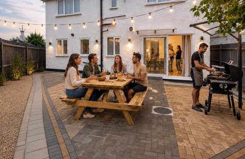 London Borough of Ealing House | Sleeps12, Working space, Game room & Free Parking