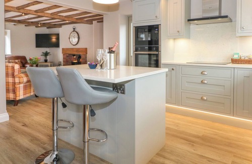 Endon Cottage | SMALL LANE COTTAGE, family friendly, luxury holiday cottage in Endon