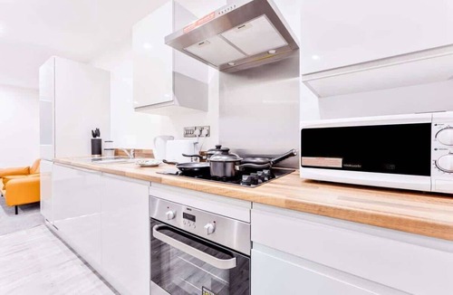 Wolverhampton Apartment | Smart 1 Bed Apartment in Wolverhampton