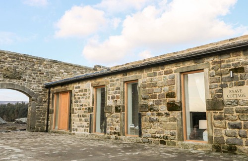 Lofthouse Cottage | SNAVE COTTAGE, pet friendly, with hot tub in Appletreewick